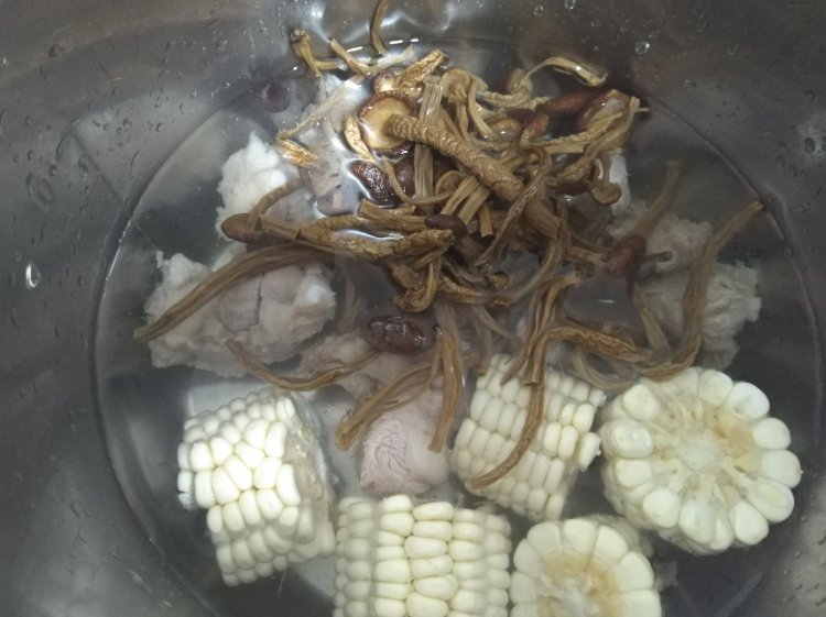 茶树菇玉米排骨汤