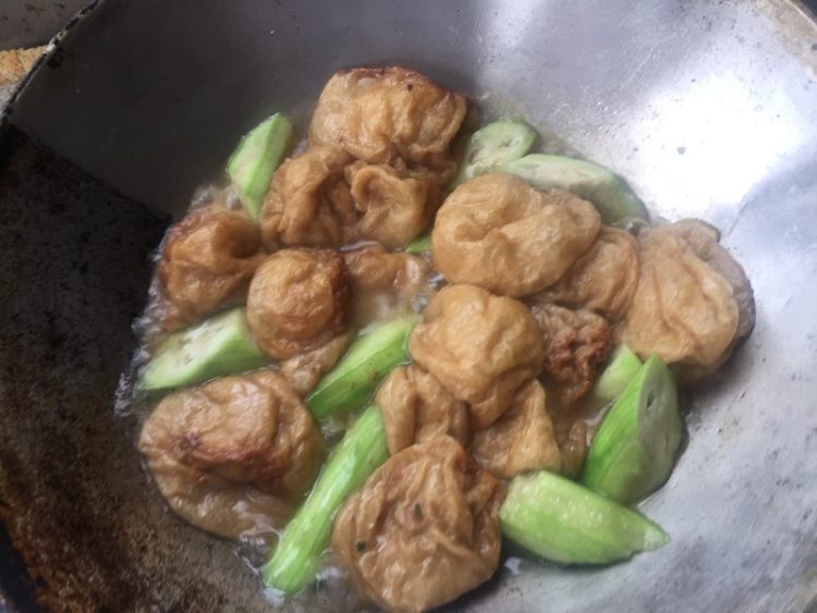 油面筋塞肉烩丝瓜
