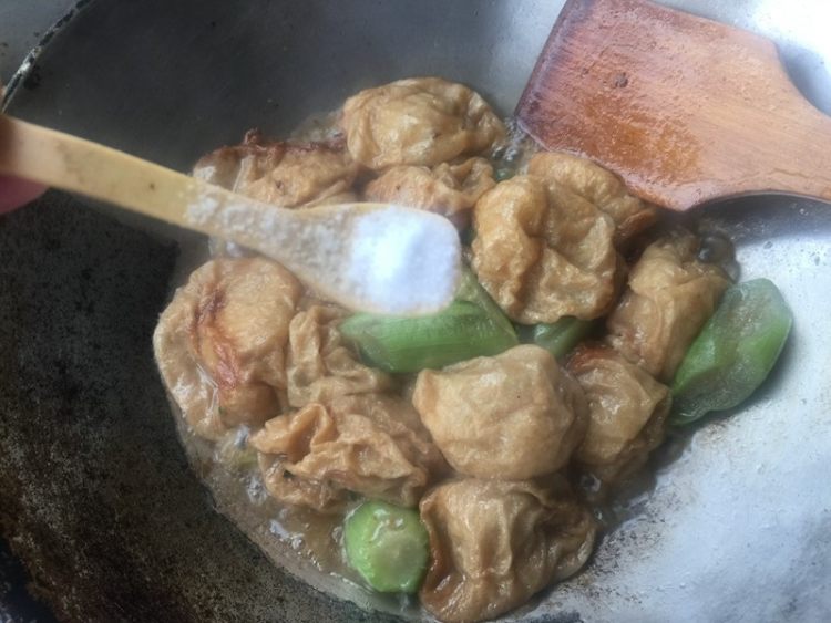油面筋塞肉烩丝瓜