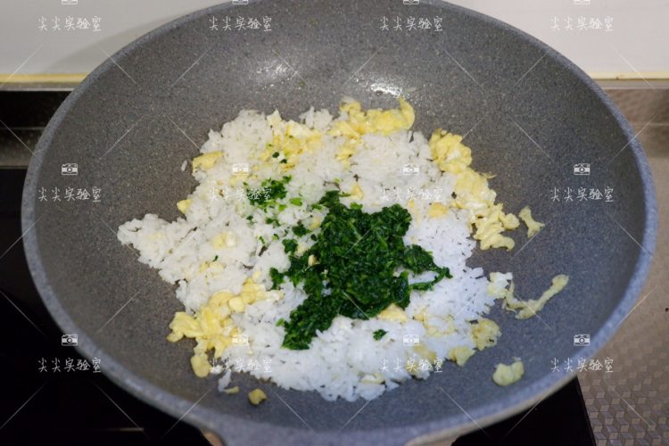 菠菜果仁炒饭