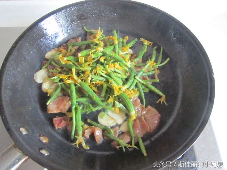 黄瓜花炒牛肉