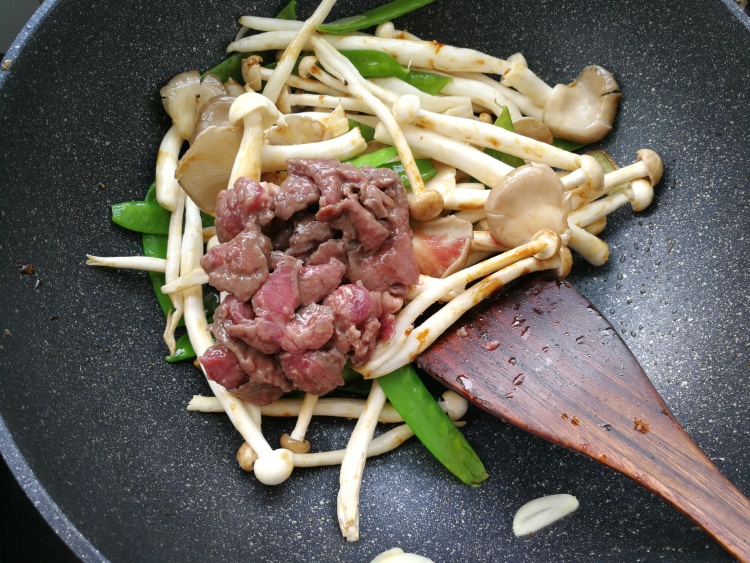 兰豆杂菇炒牛肉