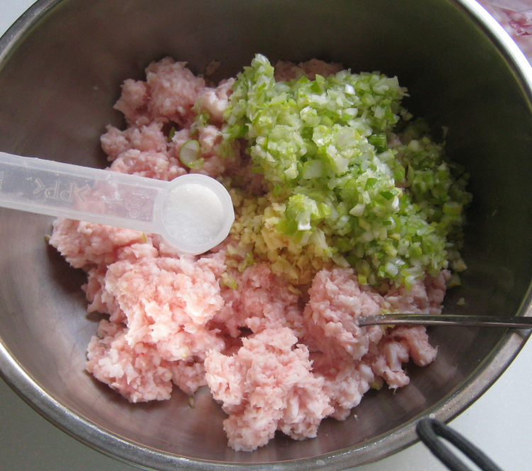 香菇猪肉胡萝卜馅蒸饺