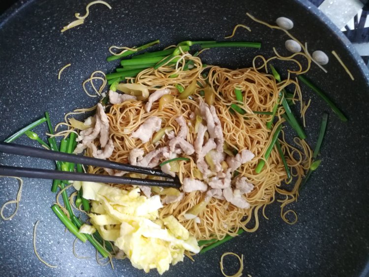 榨菜肉丝炒面