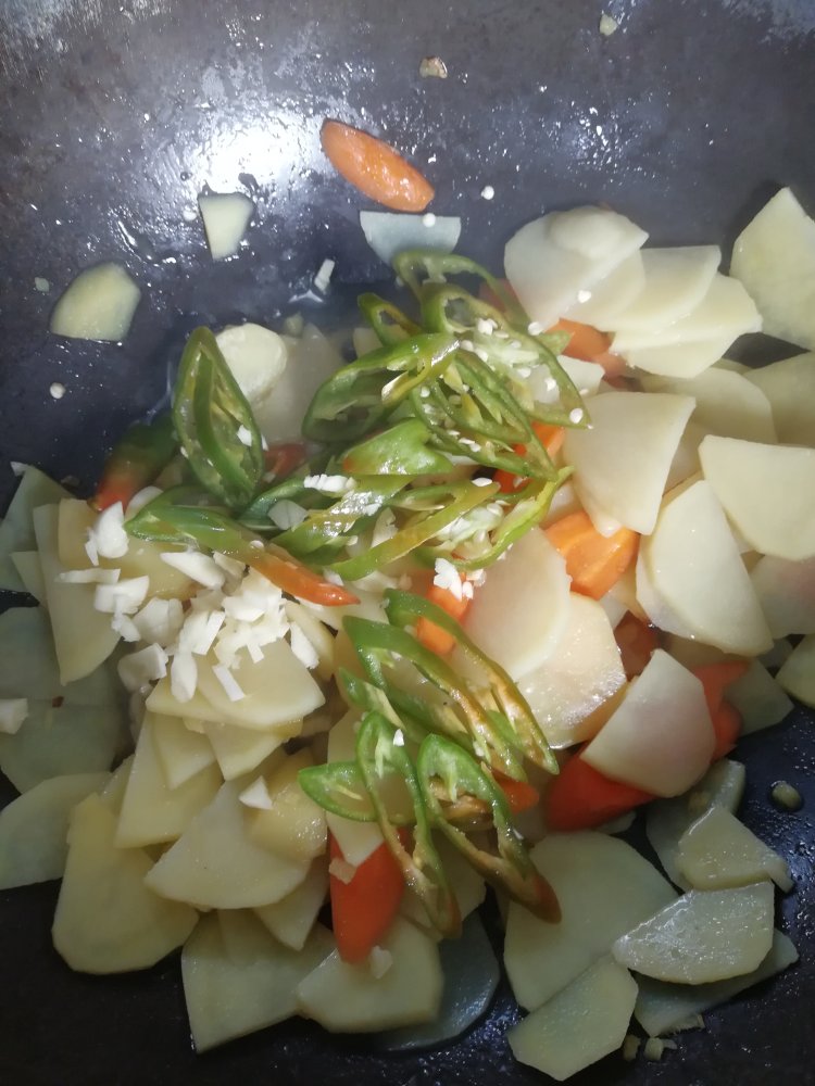 炖胡萝卜土豆片