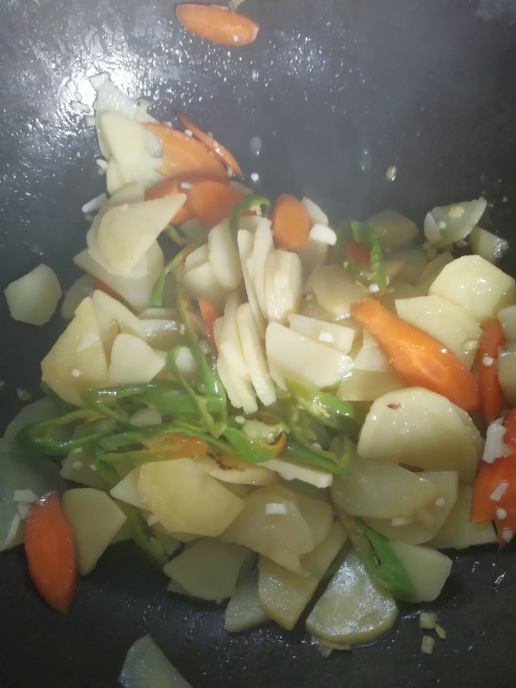 炖胡萝卜土豆片