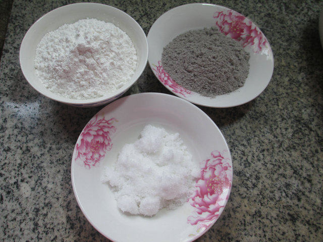 黑米粉团子