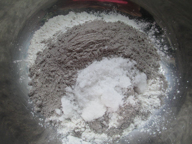 黑米粉团子