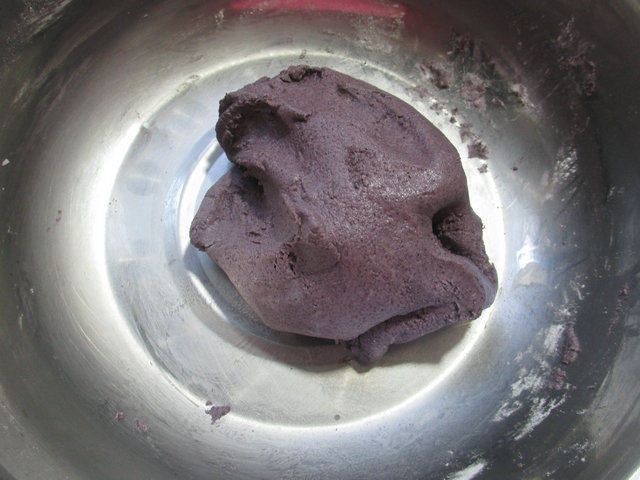 黑米粉团子