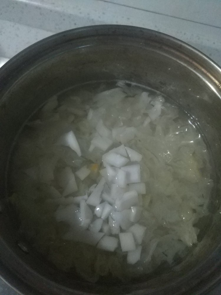 椰肉银耳汤