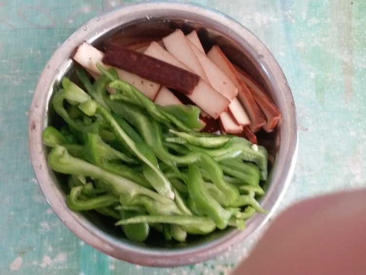 青椒香干炒肉丝