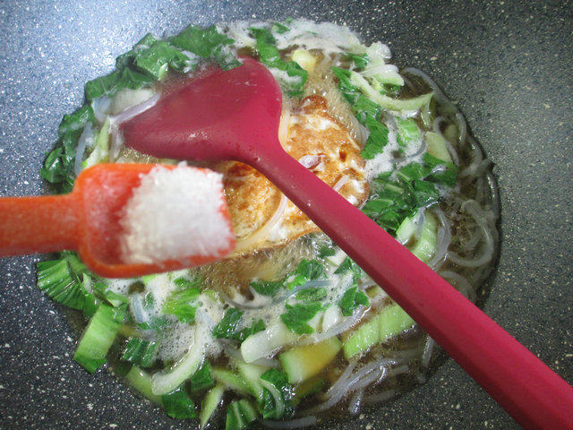 鸭蛋青菜煮米粉