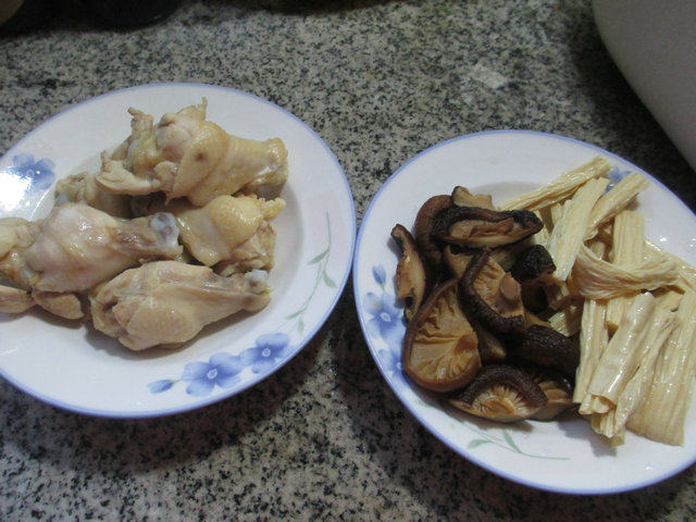香菇腐竹烧鸡翅根