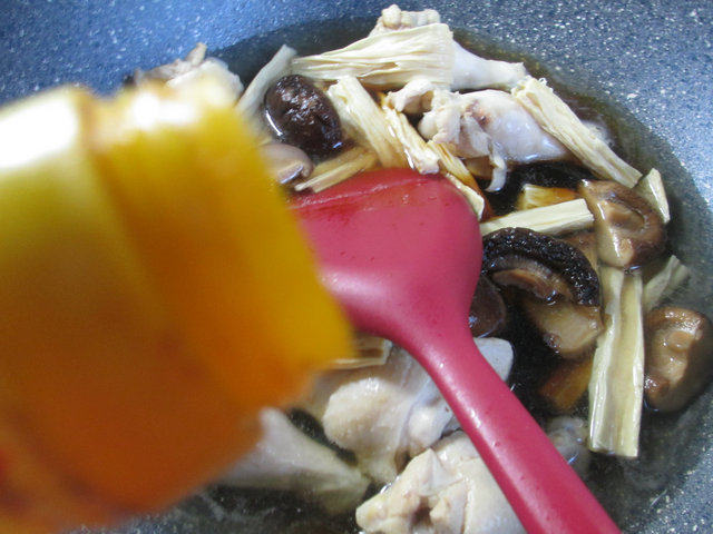 香菇腐竹烧鸡翅根