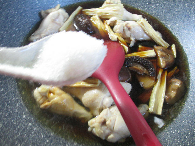 香菇腐竹烧鸡翅根