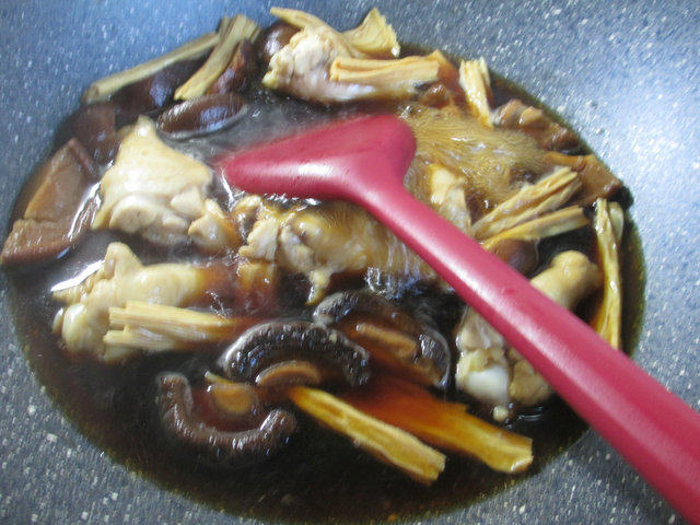 香菇腐竹烧鸡翅根