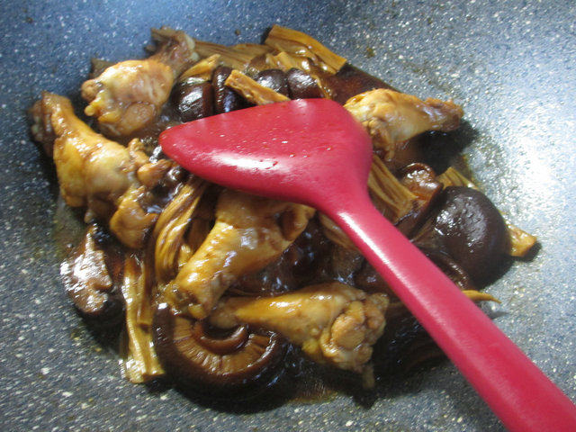 香菇腐竹烧鸡翅根