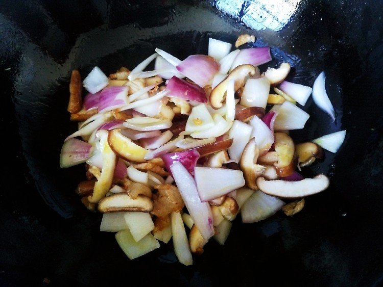 洋葱香菇炒肉