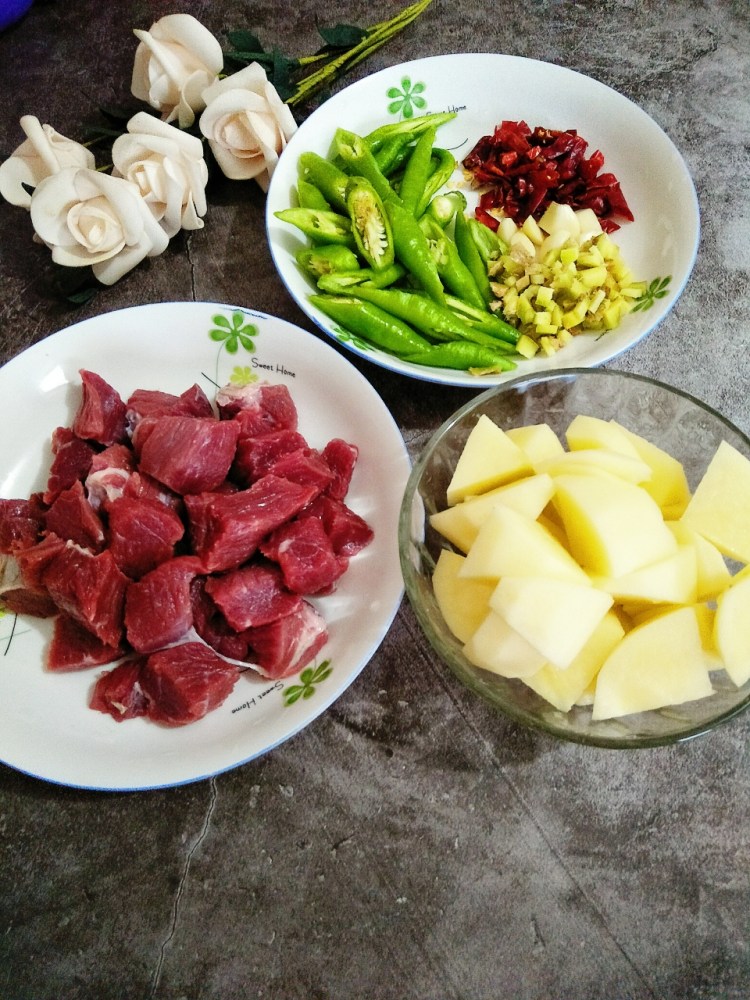 牛肉炖土豆。