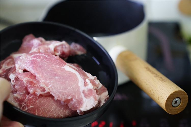 大葱肉片烧闸蟹