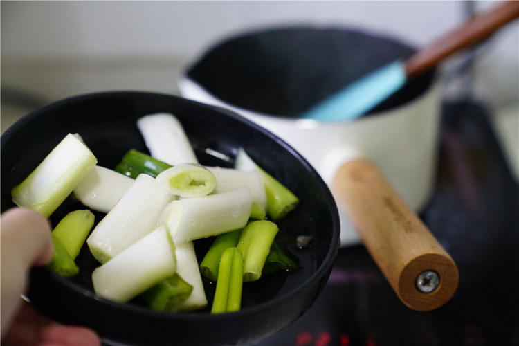 大葱肉片烧闸蟹