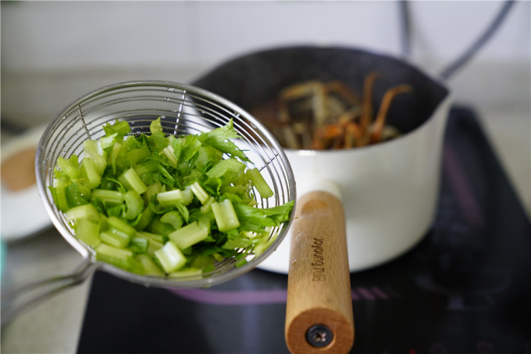 大葱肉片烧闸蟹